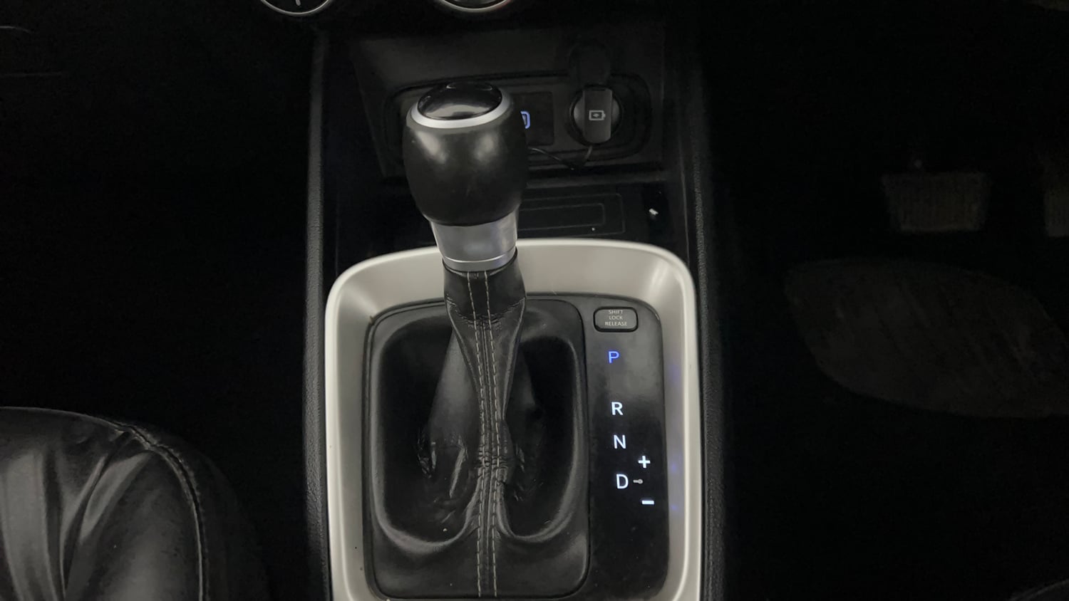 Used 2019 Hyundai Venue SX Plus 1.0L Turbo DCT Sport Petrol Automatic interior GEAR  KNOB VIEW