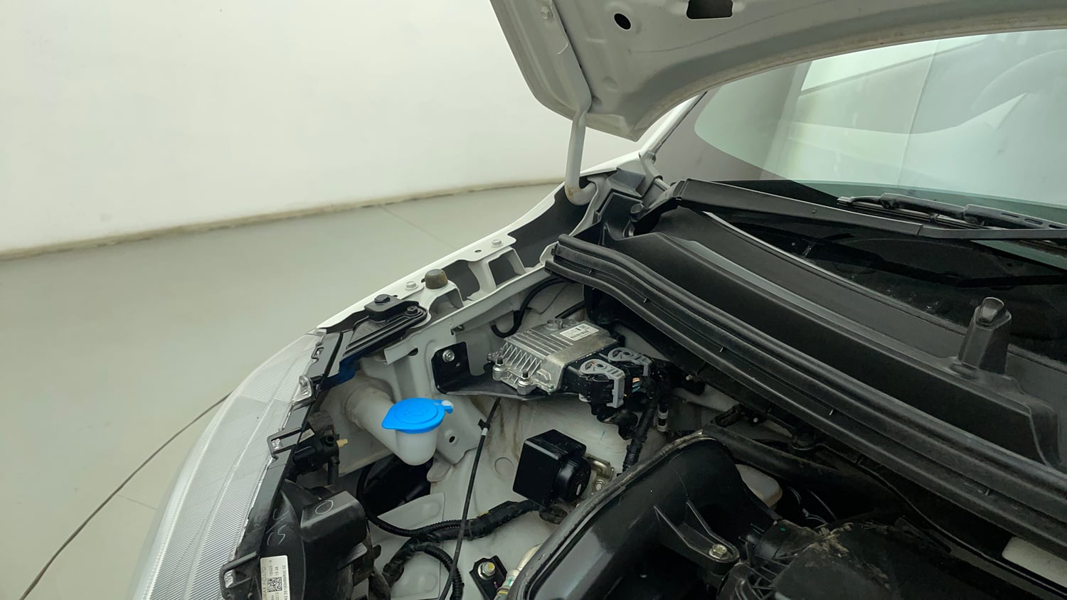 Used 2025 Maruti Suzuki Wagon R VXI 1.0 CNG Cng Manual engine ENGINE RIGHT SIDE HINGE & APRON VIEW