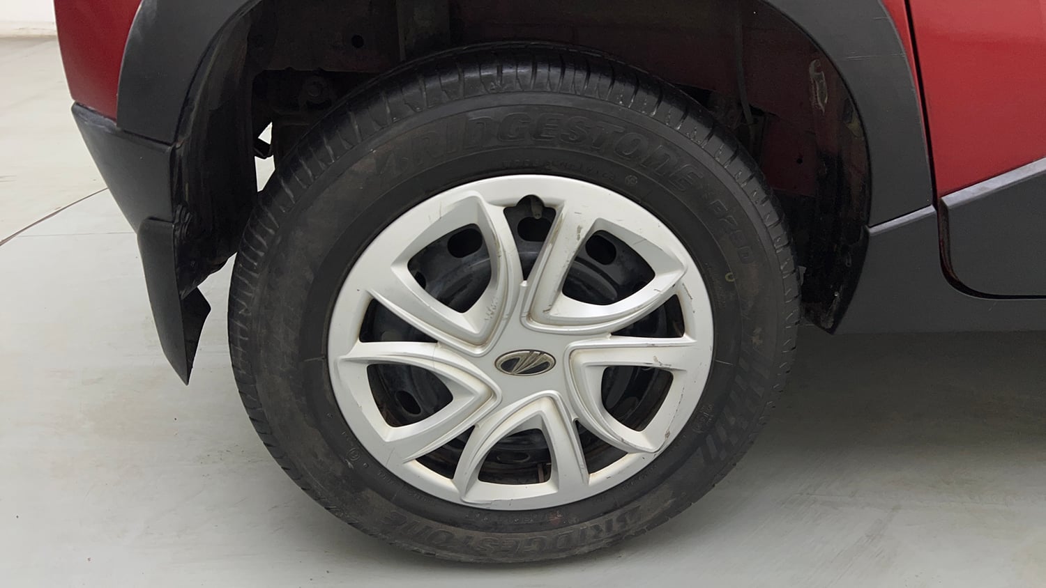 Used 2016 Mahindra KUV100 K6+ 6 STR Petrol Manual tyres RIGHT REAR TYRE RIM VIEW