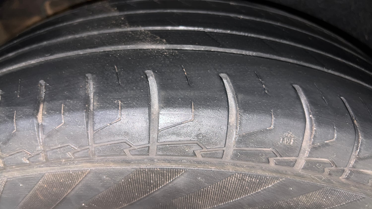Used 2025 Kia Carens Premium (O) 1.5 Petrol 7 STR Petrol Manual tyres RIGHT REAR TYRE TREAD VIEW