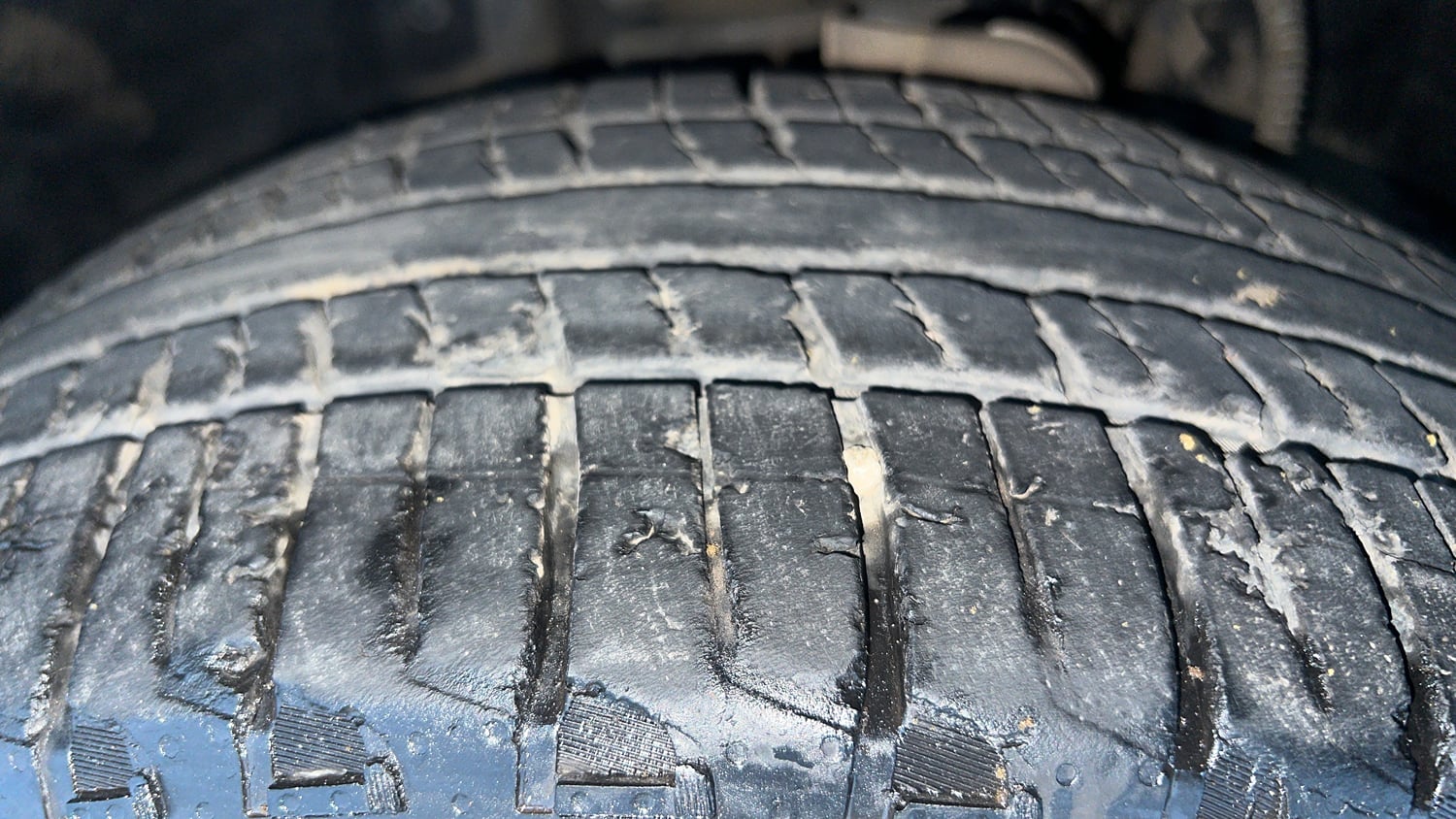 Used 2024 Mahindra Scorpio N Z8 L Diesel AT 2WD 7 STR Diesel Automatic tyres LEFT FRONT TYRE TREAD VIEW
