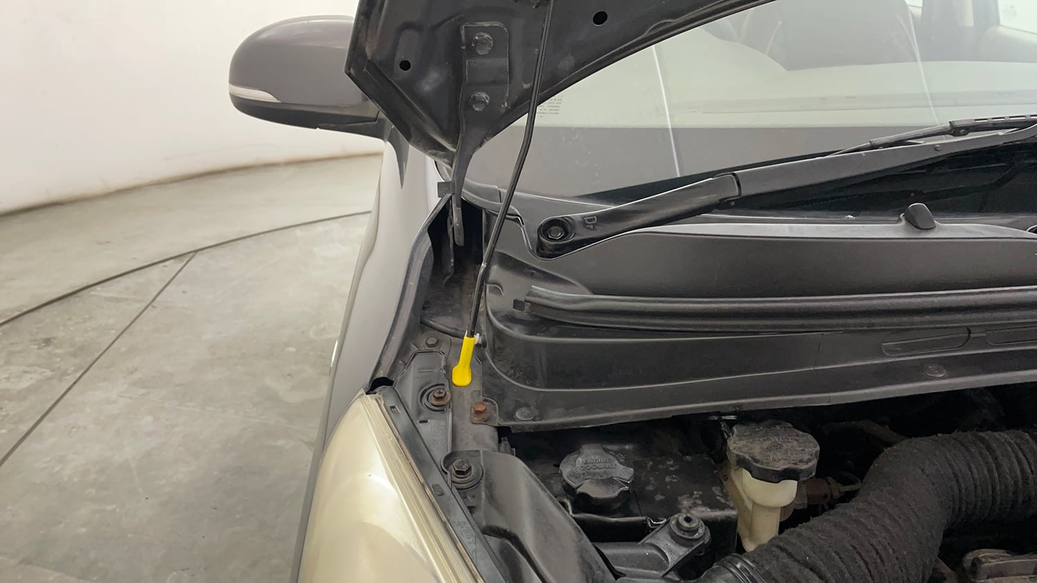 Used 2012 Hyundai i10 Magna 1.2 Kappa2 Petrol Manual engine ENGINE RIGHT SIDE HINGE & APRON VIEW
