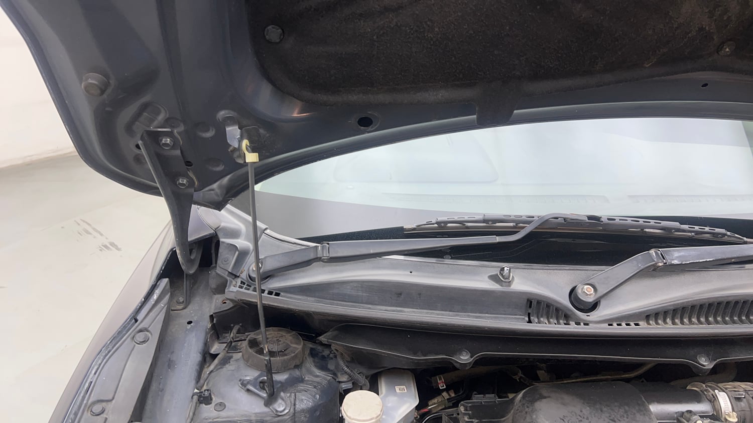 Used 2022 Maruti Suzuki Baleno Alpha AGS Petrol Automatic engine ENGINE RIGHT SIDE HINGE & APRON VIEW