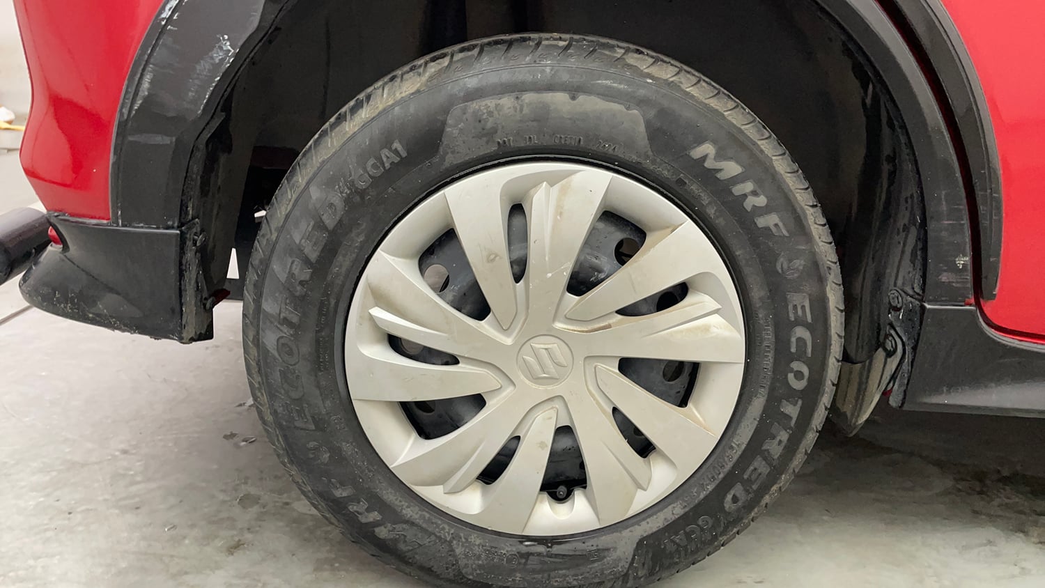 Used 2024 Maruti Suzuki Swift VXi (O) AMT Petrol Automatic tyres RIGHT REAR TYRE RIM VIEW