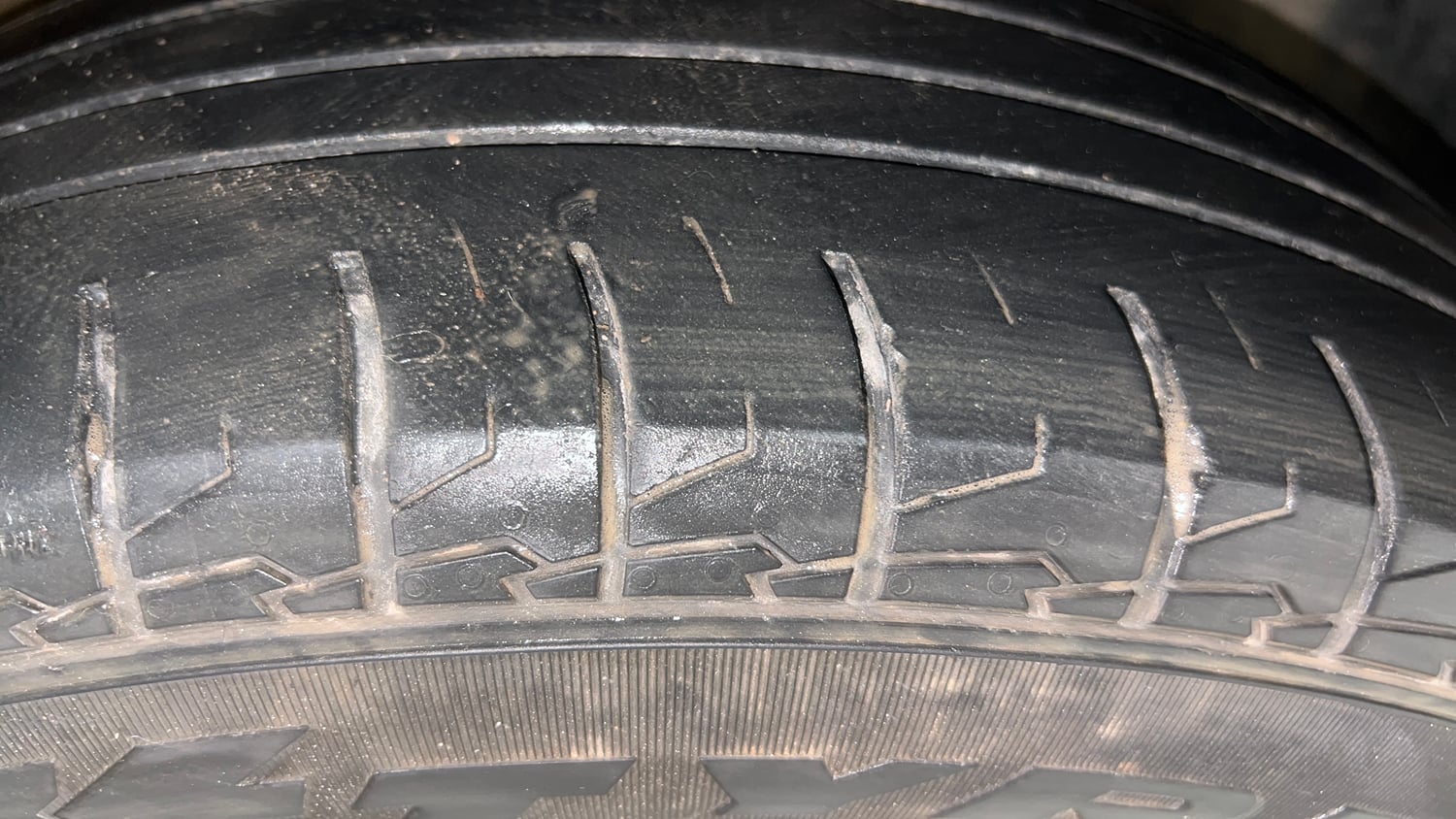Used 2025 Kia Carens Premium (O) 1.5 Petrol 7 STR Petrol Manual tyres RIGHT FRONT TYRE TREAD VIEW