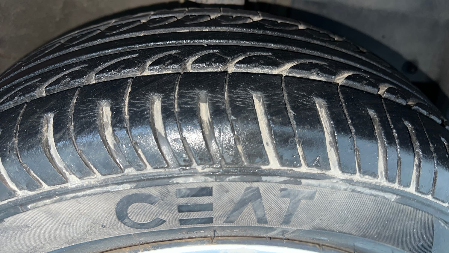 Used 2016 Mahindra KUV100 K6+ 6 STR Petrol Manual tyres RIGHT FRONT TYRE TREAD VIEW