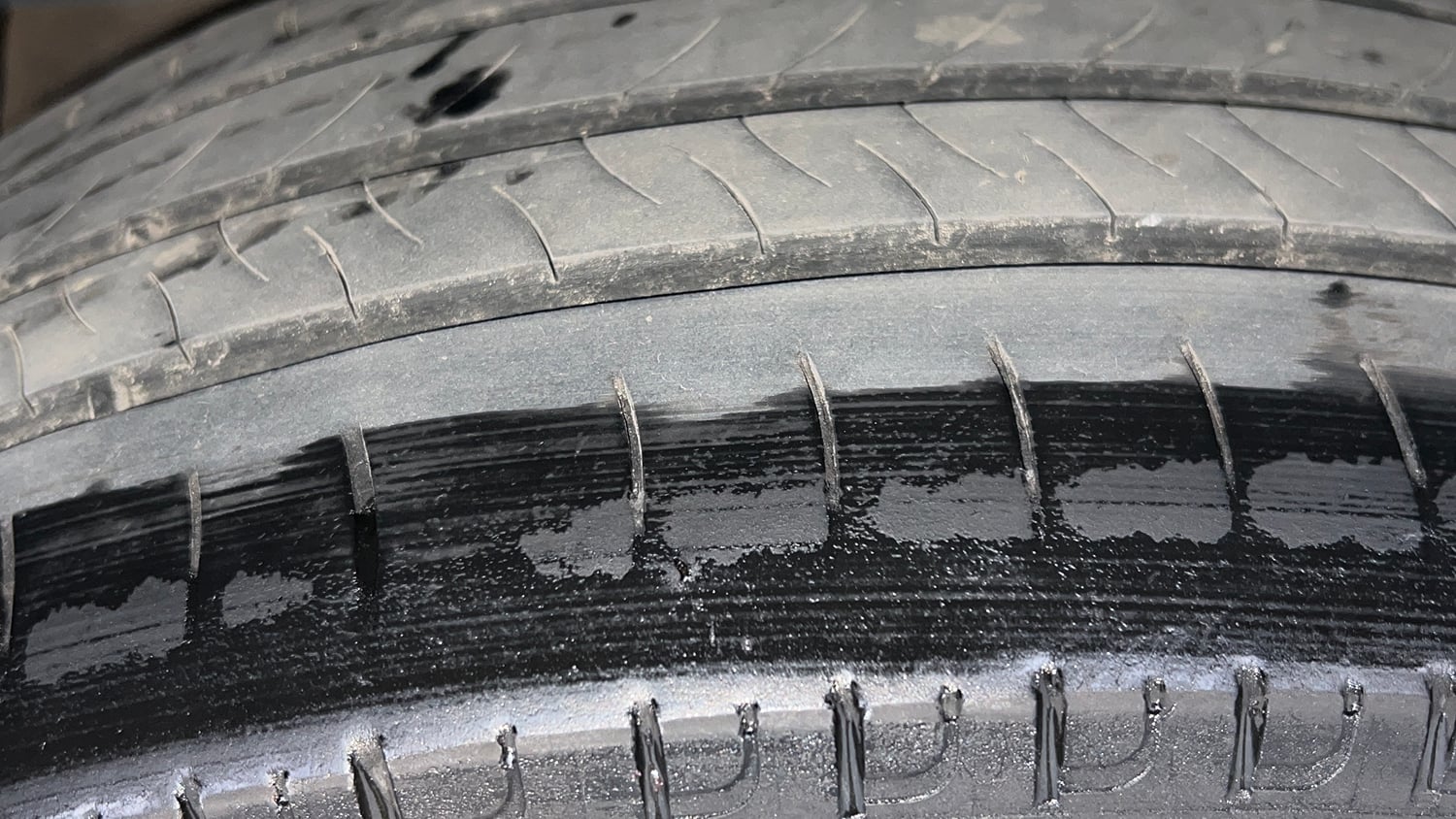 Used 2022 Tata Nexon XZA Plus  (S) Dual Tone Petrol Automatic tyres RIGHT REAR TYRE TREAD VIEW