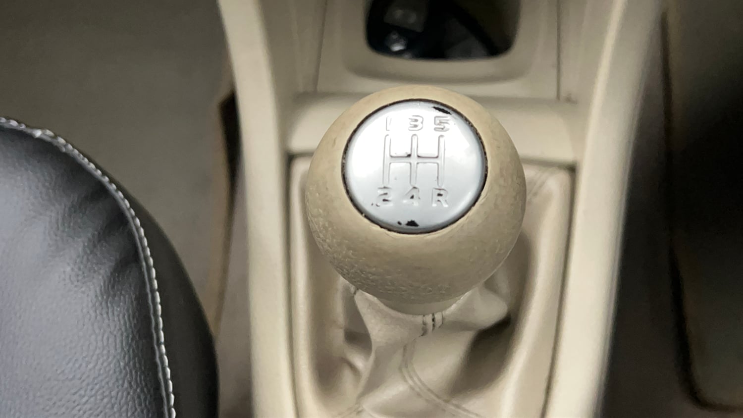 Used 2015 Maruti Suzuki Swift Dzire ZXI Petrol Manual interior GEAR  KNOB VIEW