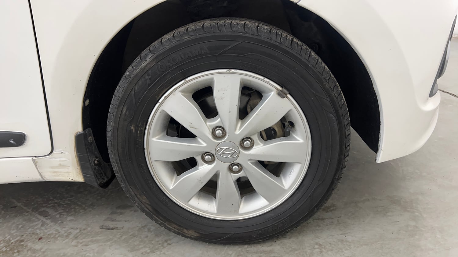 Used 2015 Hyundai Xcent S 1.2 (O) Petrol Manual tyres RIGHT FRONT TYRE RIM VIEW
