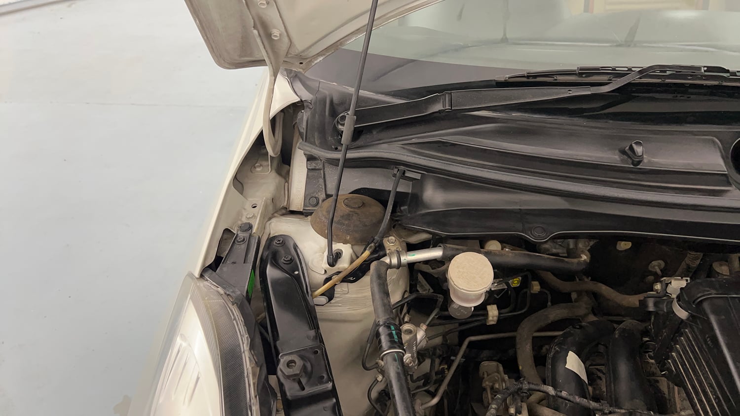 Used 2015 Maruti Suzuki Swift Dzire VXI Petrol Manual engine ENGINE RIGHT SIDE HINGE & APRON VIEW