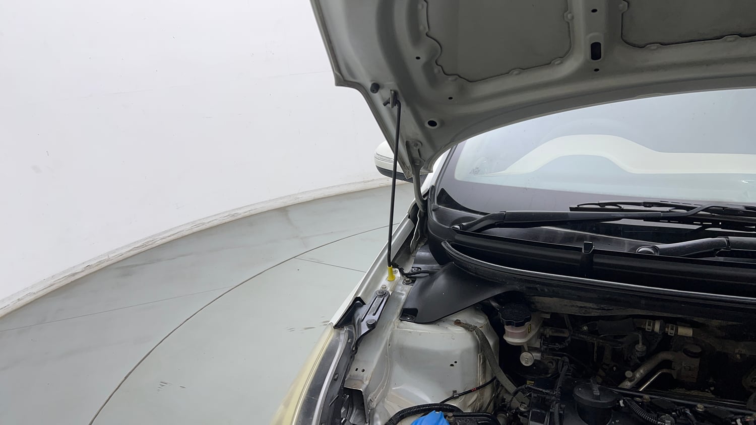 Used 2020 Hyundai Elite i20 Sportz Plus 1.2 Petrol Manual engine ENGINE RIGHT SIDE HINGE & APRON VIEW
