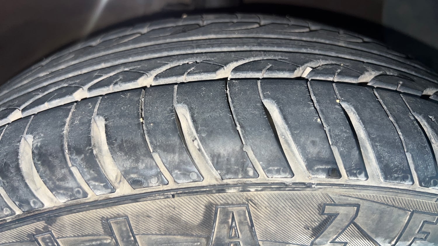 Used 2016 Hyundai Grand i10 Asta AT 1.2 Kappa VTVT Petrol Automatic tyres RIGHT FRONT TYRE TREAD VIEW