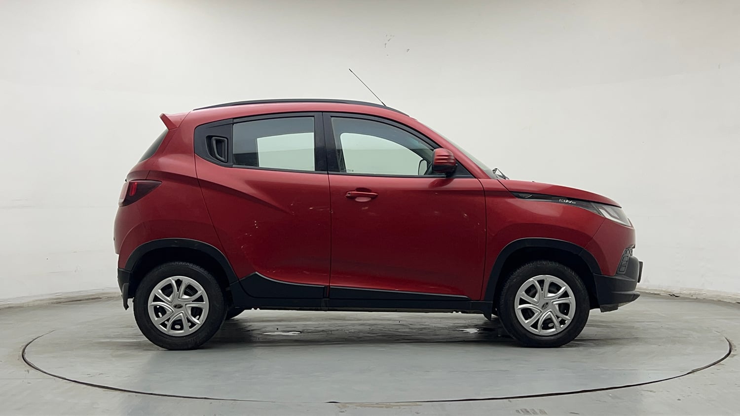 Used 2016 Mahindra KUV100 K6+ 6 STR Petrol Manual exterior RIGHT SIDE VIEW