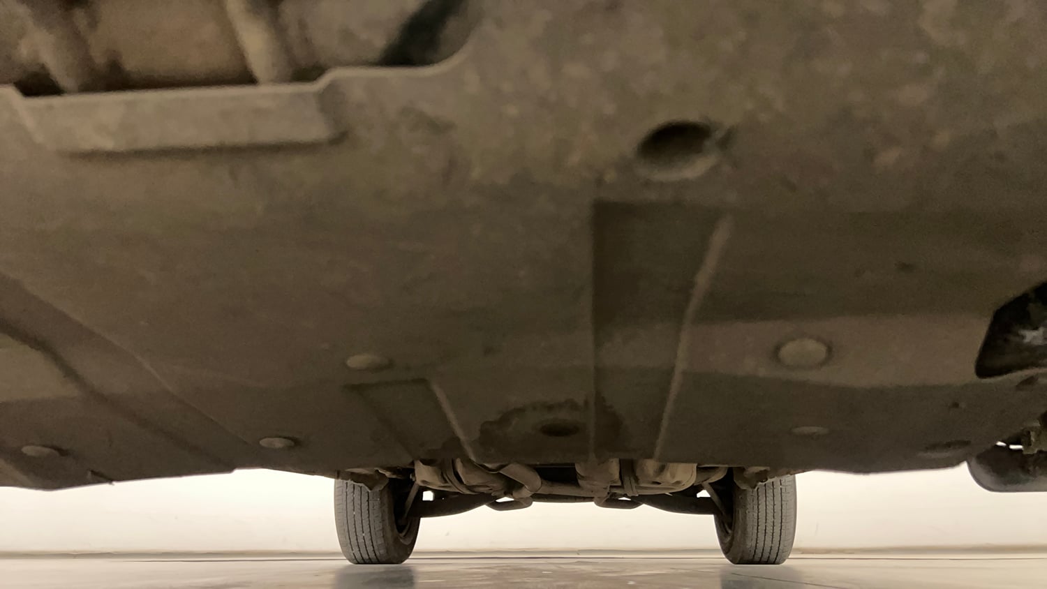 Used 2016 Mahindra XUV500 W4 Diesel Manual extra FRONT LEFT UNDERBODY VIEW