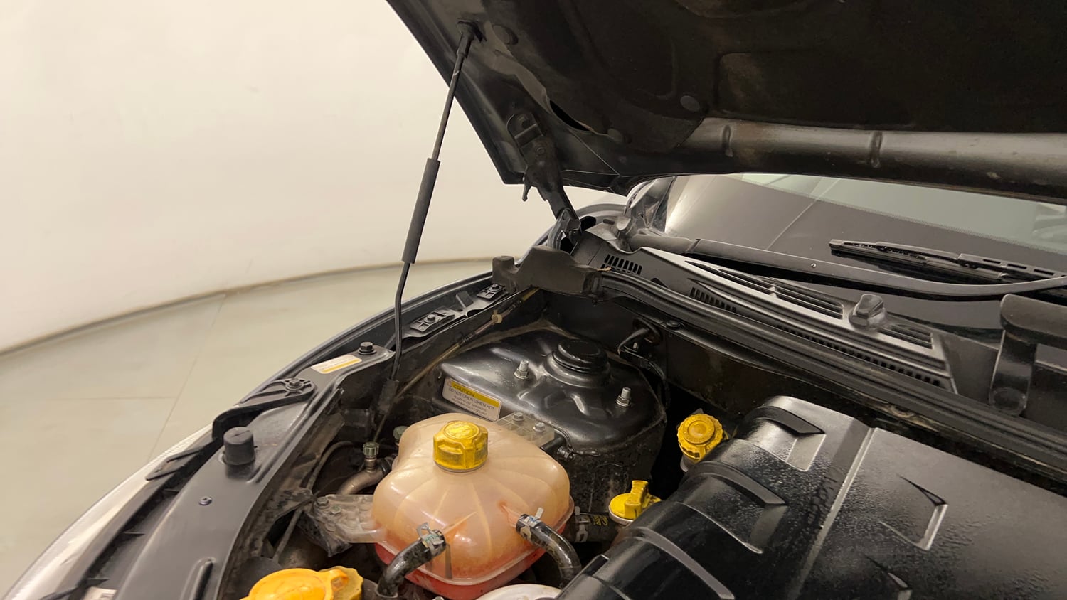 Used 2016 Mahindra XUV500 W4 Diesel Manual engine ENGINE RIGHT SIDE HINGE & APRON VIEW