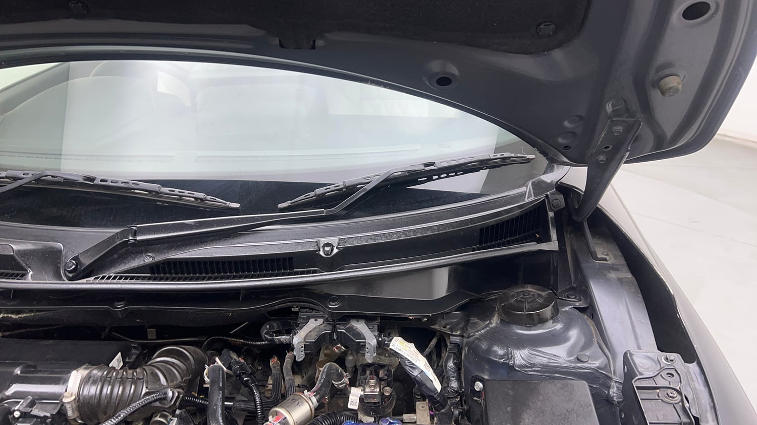 Used 2025 Maruti Suzuki Swift VXi CNG Cng Manual engine ENGINE LEFT SIDE HINGE & APRON VIEW
