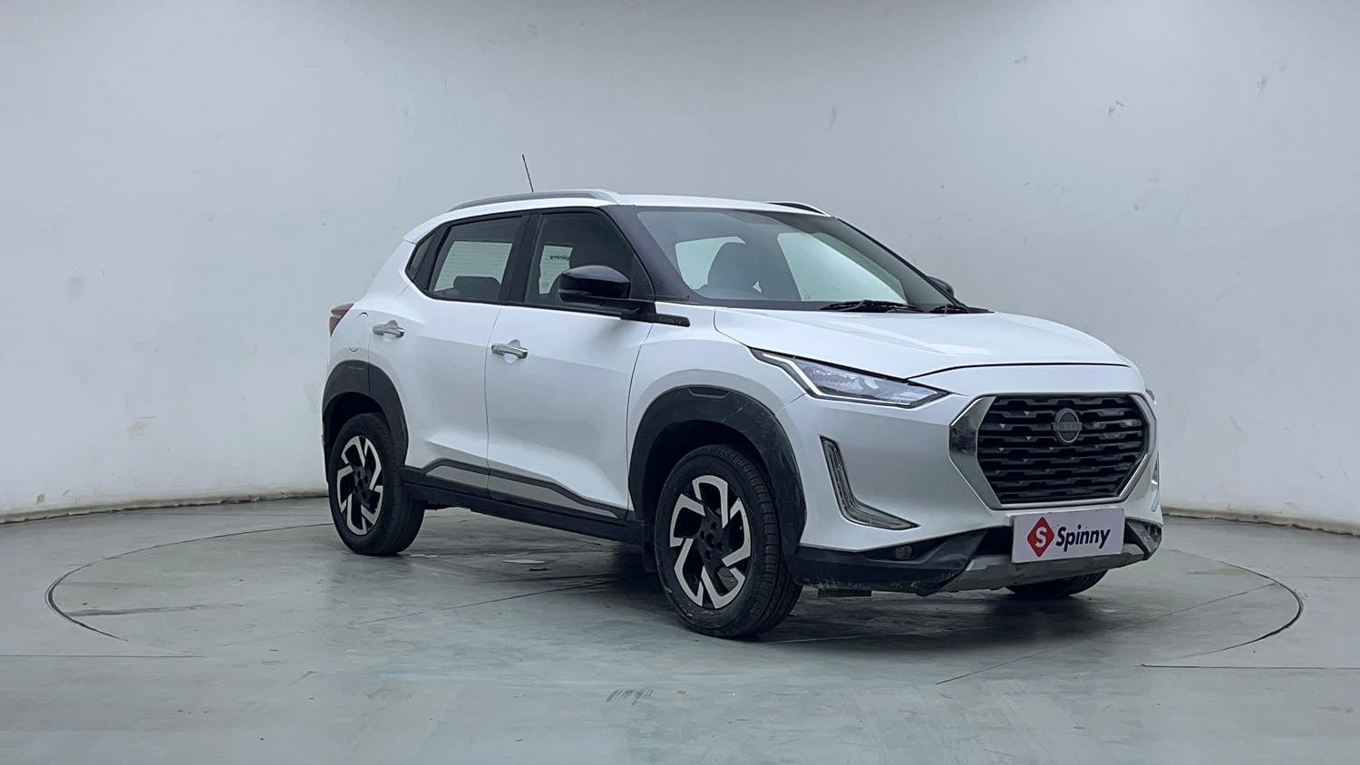 Used 2021 Nissan Magnite XV Turbo CVT Petrol Automatic exterior RIGHT FRONT CORNER VIEW
