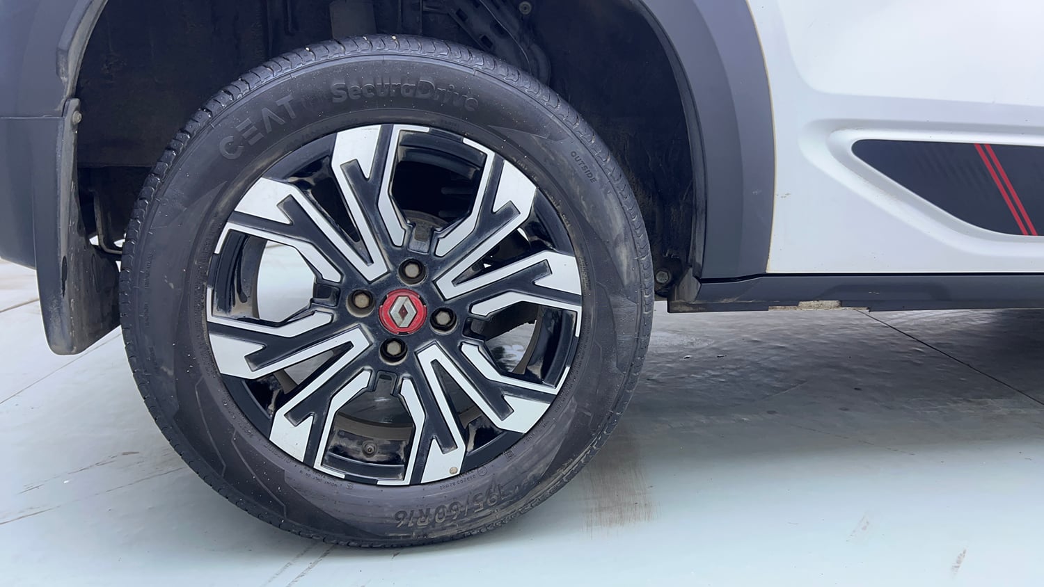 Used 2022 Renault Kiger RXZ Turbo CVT Petrol Automatic tyres RIGHT REAR TYRE RIM VIEW