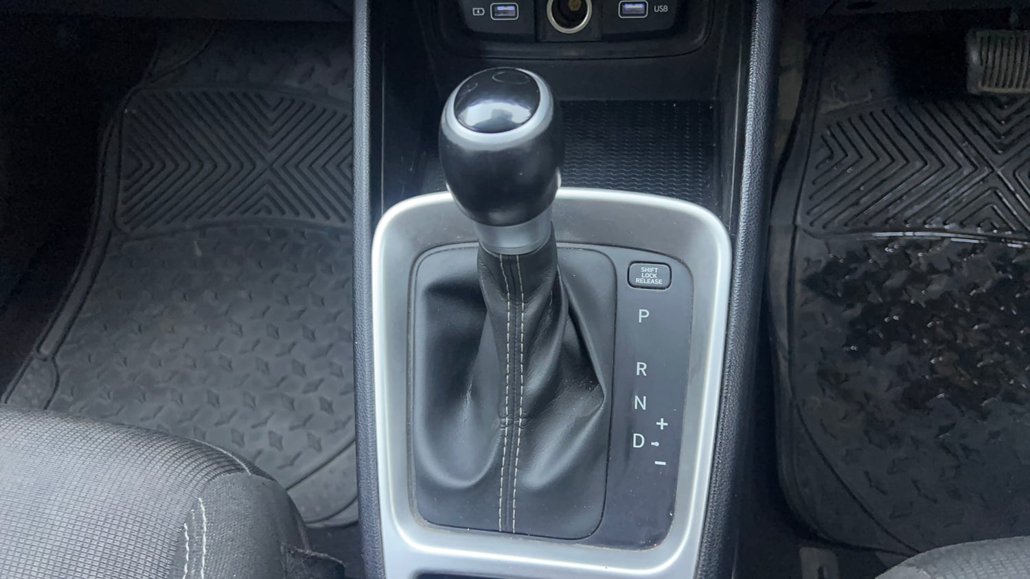Used 2022 Hyundai Venue SX Plus 1.0 Turbo DCT Petrol Automatic interior GEAR  KNOB VIEW