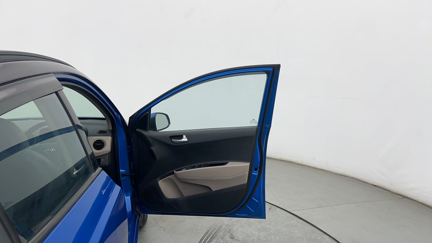 Used 2018 Hyundai Grand i10 Sportz 1.2 Kappa VTVT Dual Tone Petrol Manual interior RIGHT FRONT DOOR OPEN VIEW