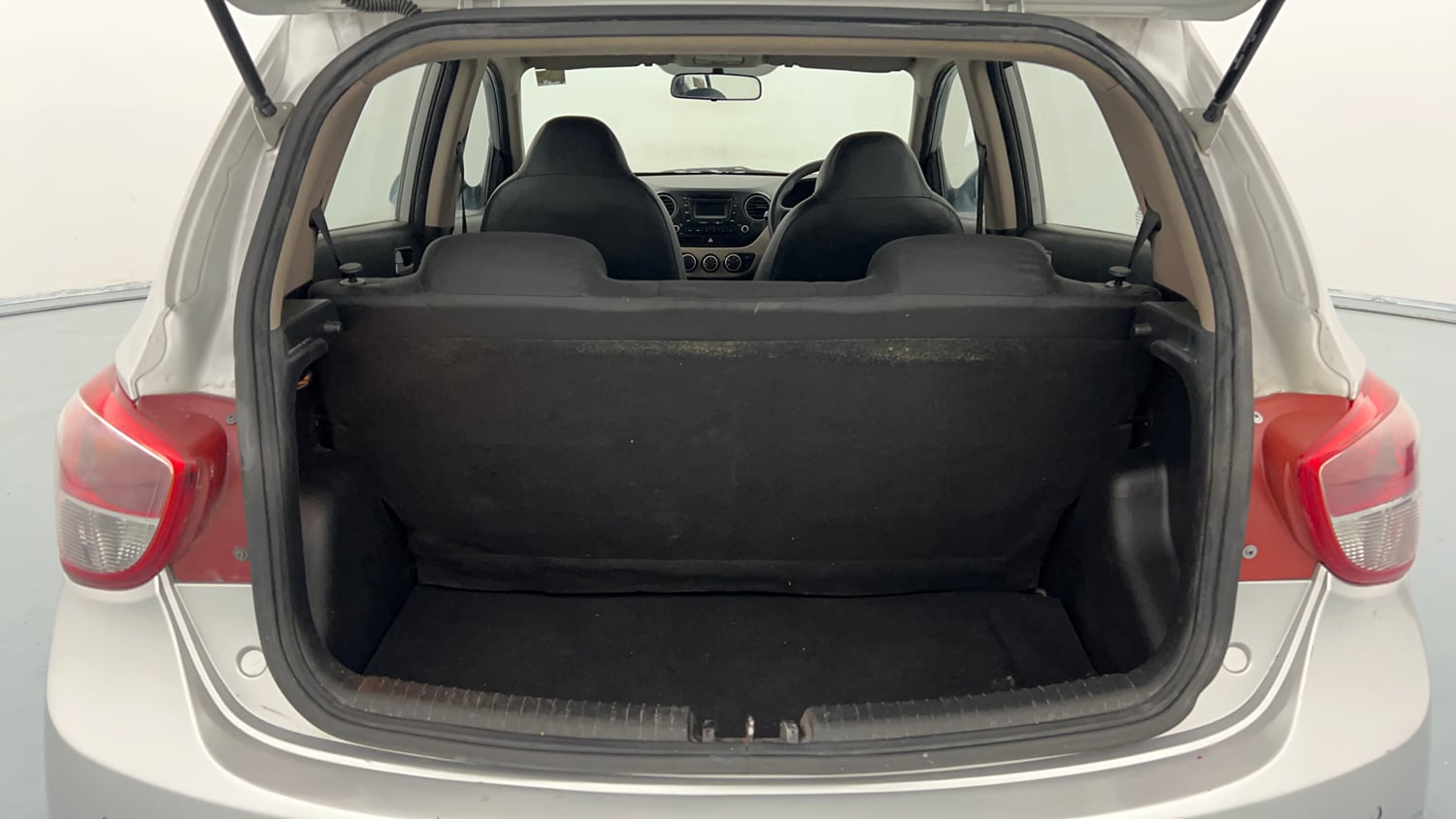 Used 2015 Hyundai Grand i10 Sportz 1.2 Kappa VTVT Petrol Manual interior DICKY INSIDE VIEW