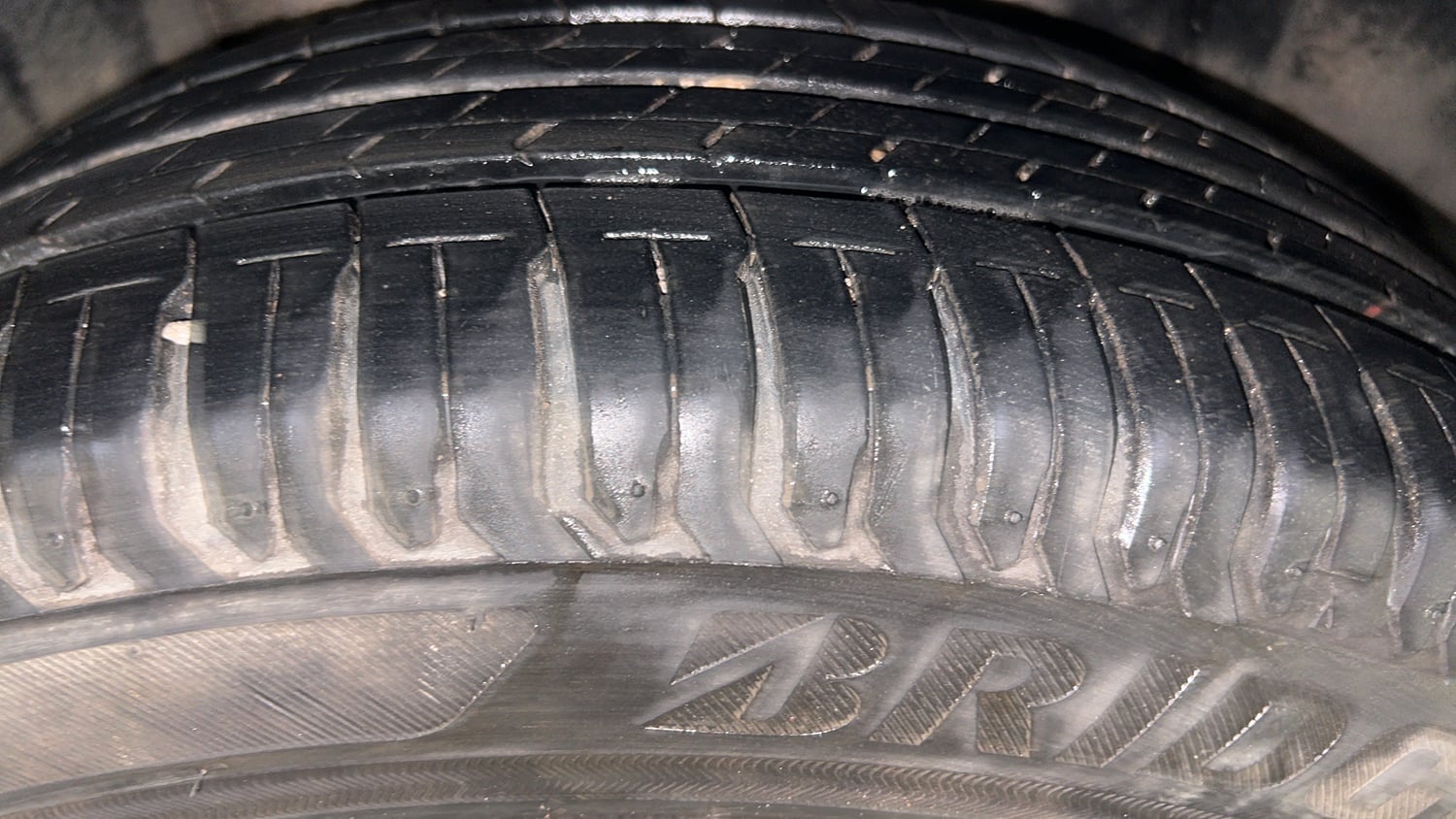 Used 2023 Maruti Suzuki Ertiga ZXi AT Petrol Automatic tyres RIGHT REAR TYRE TREAD VIEW