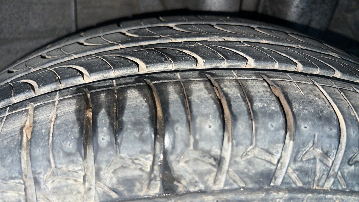 Used 2015 Hyundai Elite i20 Sportz 1.2 Petrol Manual tyres LEFT REAR TYRE TREAD VIEW