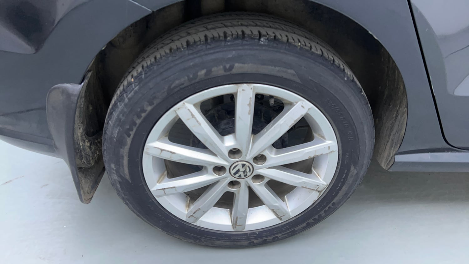 Used 2018 Volkswagen Ameo Highline1.2L Plus (P) 16 Alloy Petrol Manual tyres RIGHT REAR TYRE RIM VIEW
