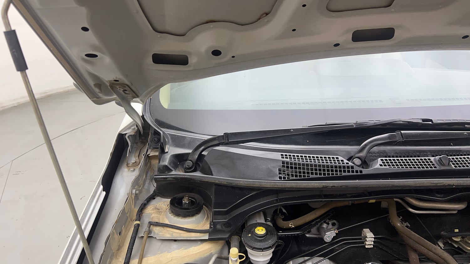 Used 2019 Honda Amaze 1.2 V MT Petrol Petrol Manual engine ENGINE RIGHT SIDE HINGE & APRON VIEW
