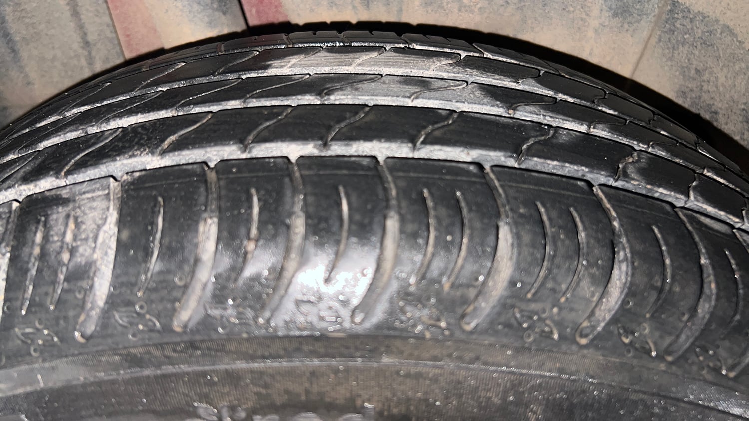 Used 2023 Maruti Suzuki XL6 Alpha Plus AT Petrol Dual Tone Petrol Automatic tyres RIGHT REAR TYRE TREAD VIEW