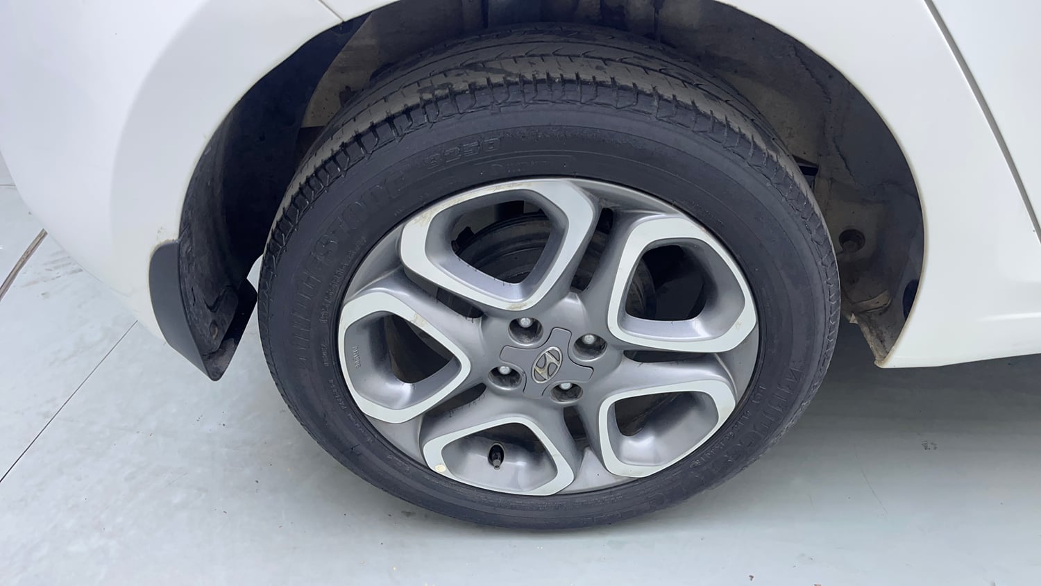 Used 2018 Hyundai Elite i20 Asta 1.2 Dual Tone Petrol Manual tyres RIGHT REAR TYRE RIM VIEW