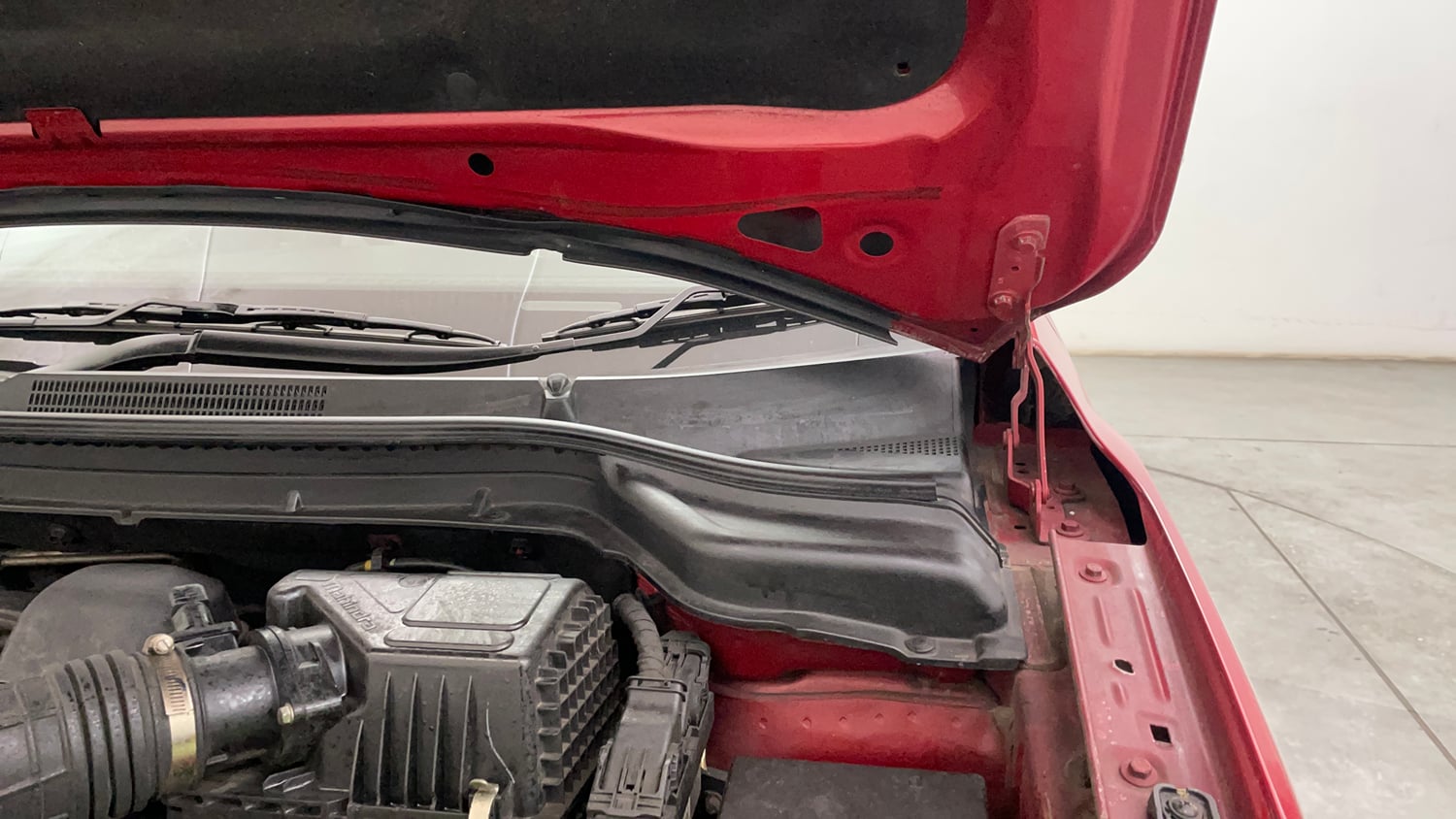 Used 2022 Mahindra XUV 300 W8 (O) 1.5 Diesel AMT Diesel Automatic engine ENGINE LEFT SIDE HINGE & APRON VIEW