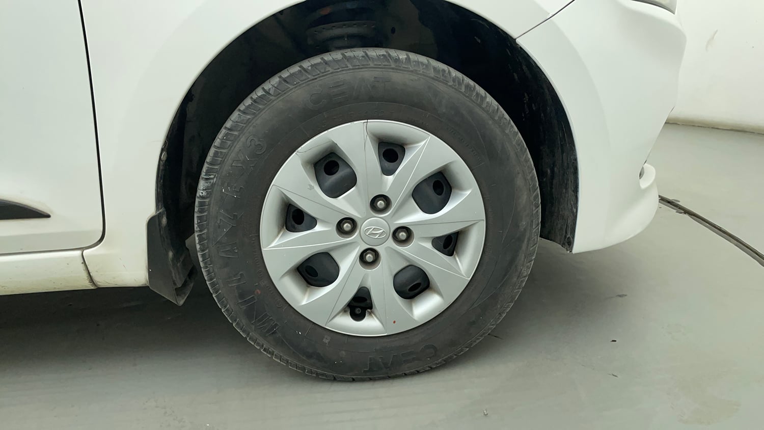 Used 2016 Hyundai Elite i20 Sportz 1.4 CRDI Diesel Manual tyres RIGHT FRONT TYRE RIM VIEW