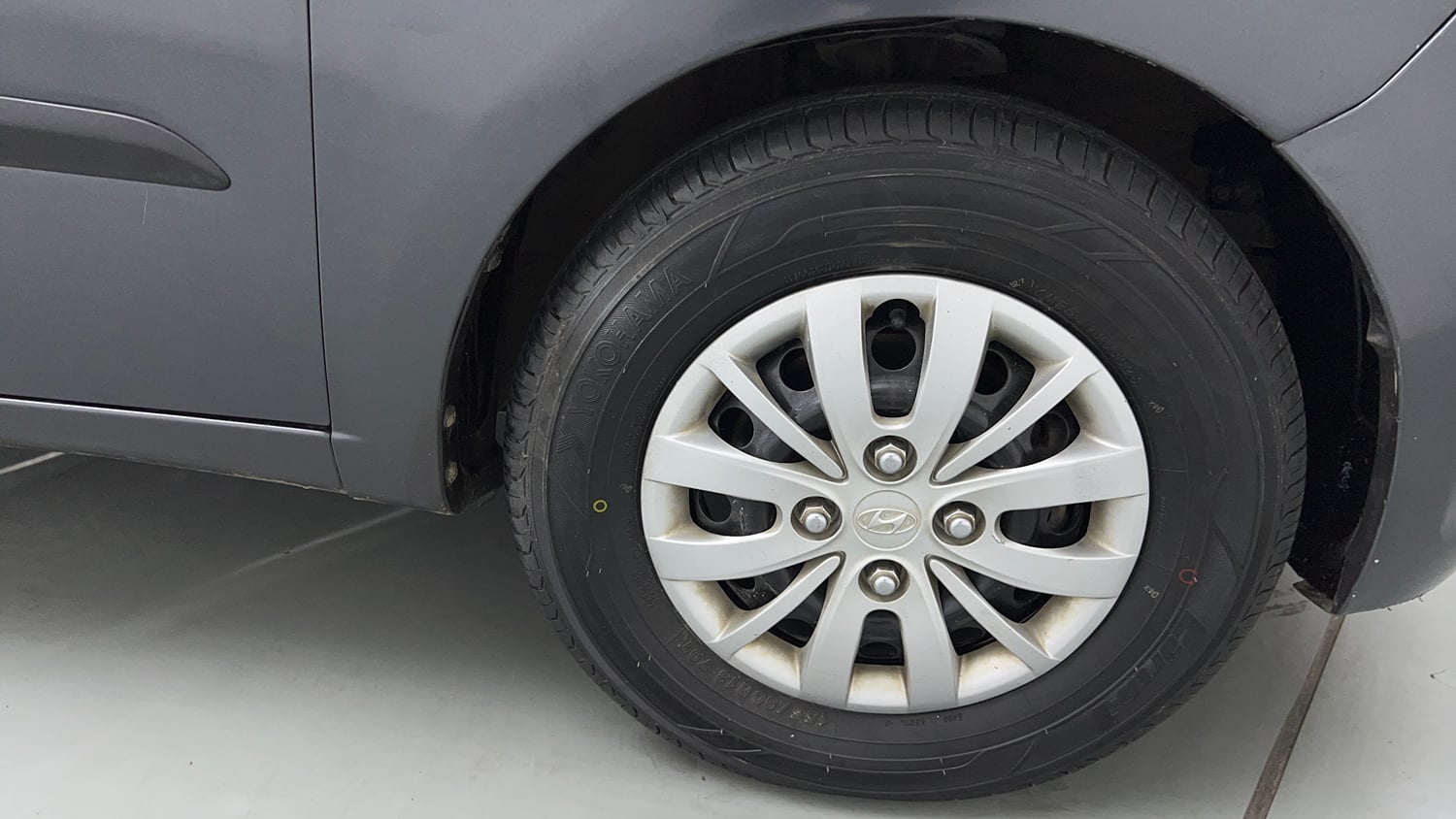 Used 2013 Hyundai i10 Magna 1.2 Kappa2 Petrol Manual tyres RIGHT FRONT TYRE RIM VIEW