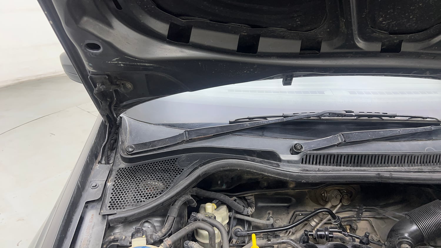 Used 2015 Volkswagen Polo Highline1.2L (P) Petrol Manual engine ENGINE RIGHT SIDE HINGE & APRON VIEW