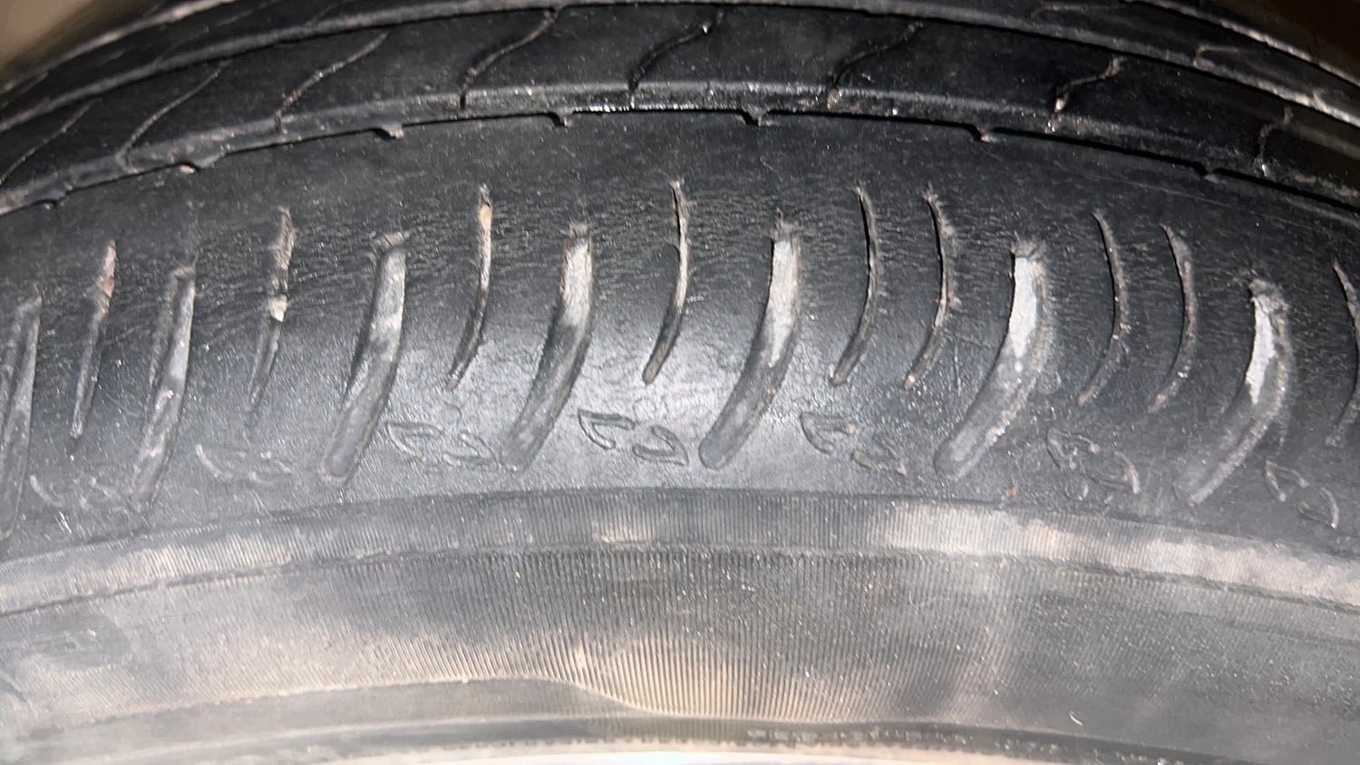 Used 2023 Maruti Suzuki XL6 Alpha Plus AT Petrol Dual Tone Petrol Automatic tyres LEFT FRONT TYRE TREAD VIEW