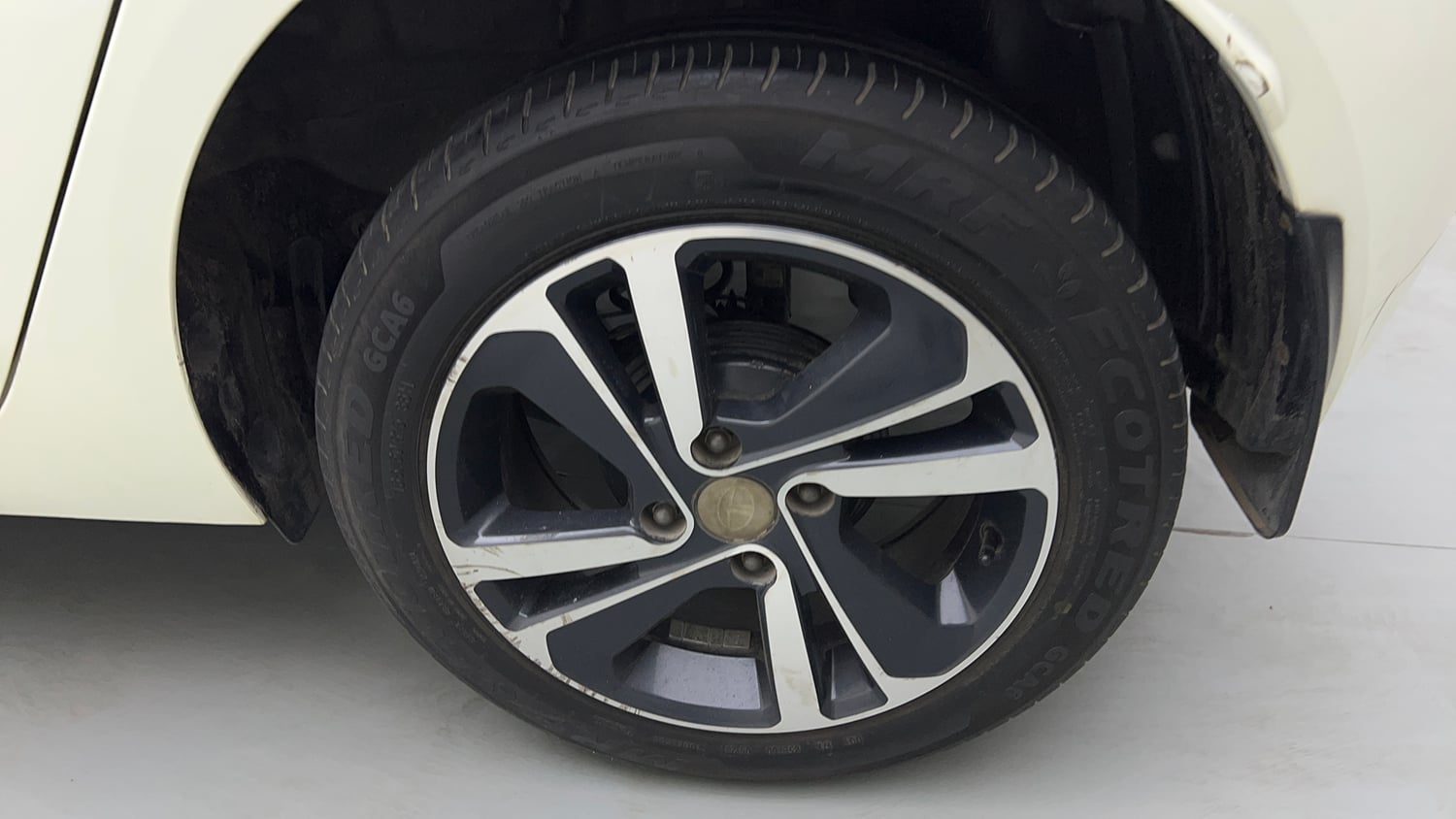 Used 2023 Tata Altroz XZA Petrol Petrol Automatic tyres LEFT REAR TYRE RIM VIEW