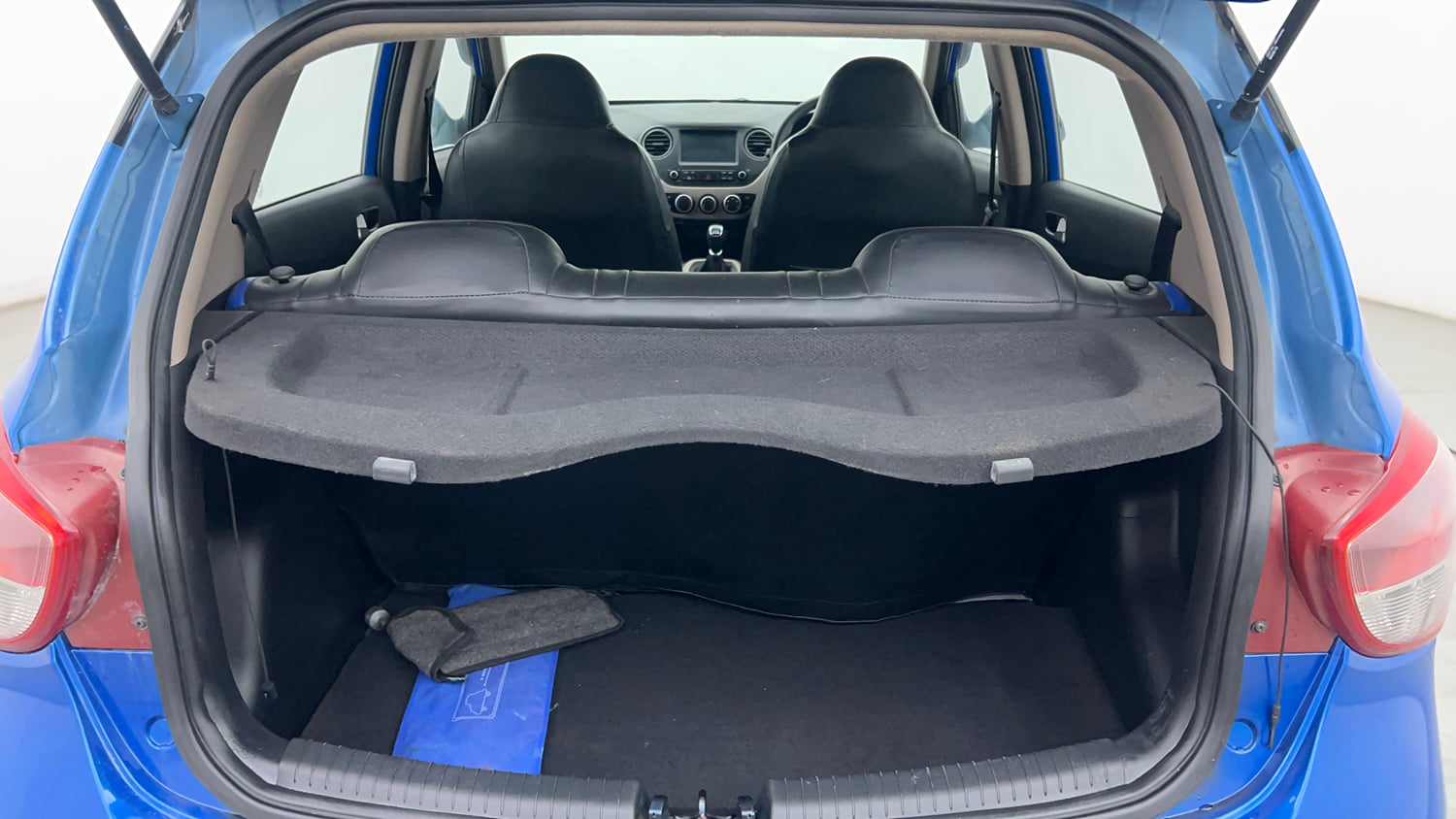 Used 2018 Hyundai Grand i10 Sportz 1.2 Kappa VTVT Dual Tone Petrol Manual interior DICKY INSIDE VIEW