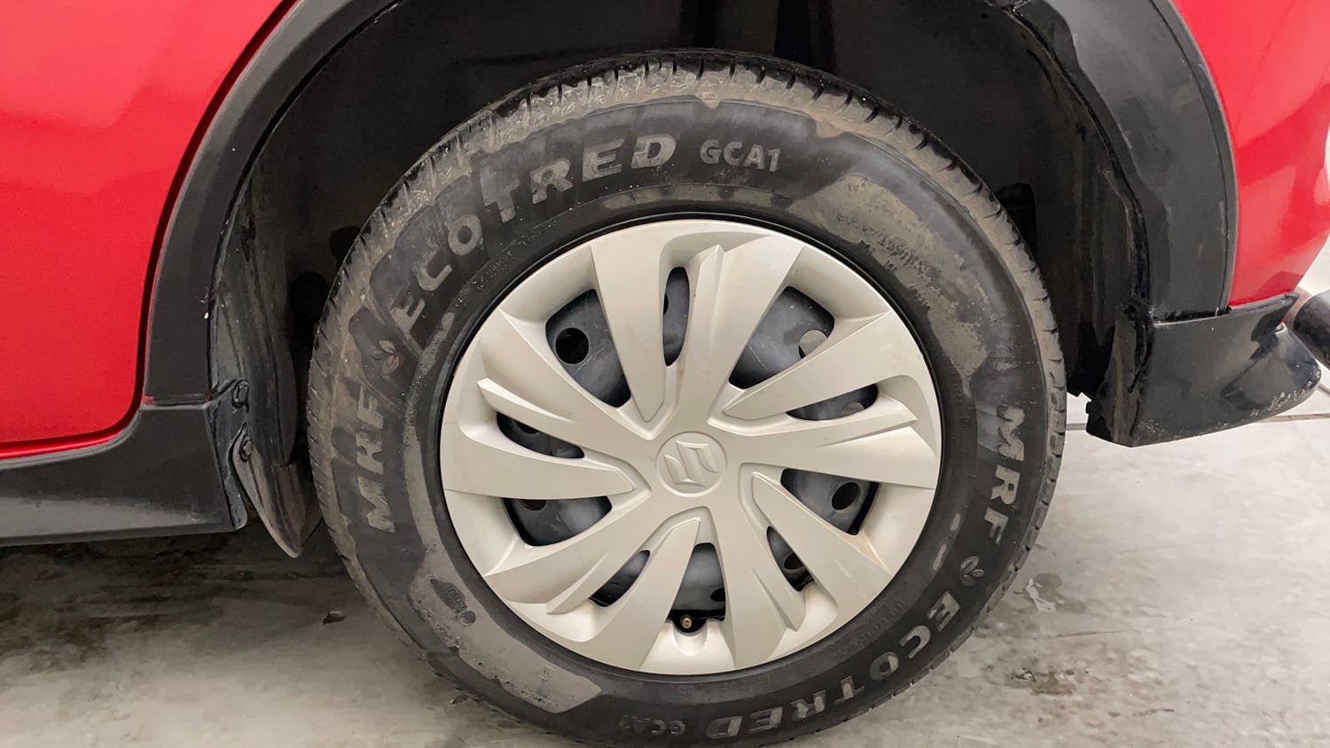 Used 2024 Maruti Suzuki Swift VXi (O) AMT Petrol Automatic tyres LEFT REAR TYRE RIM VIEW