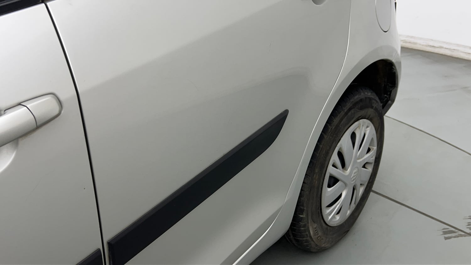 Used 2015 Maruti Suzuki Swift VXi Petrol Manual dents MINOR SCRATCH