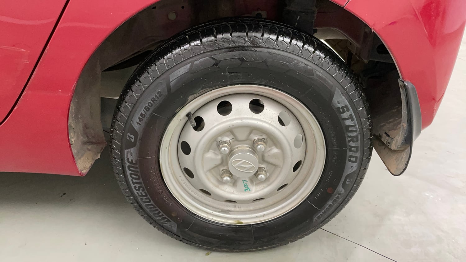 Used 2017 Hyundai Eon Era + Petrol Manual tyres LEFT REAR TYRE RIM VIEW
