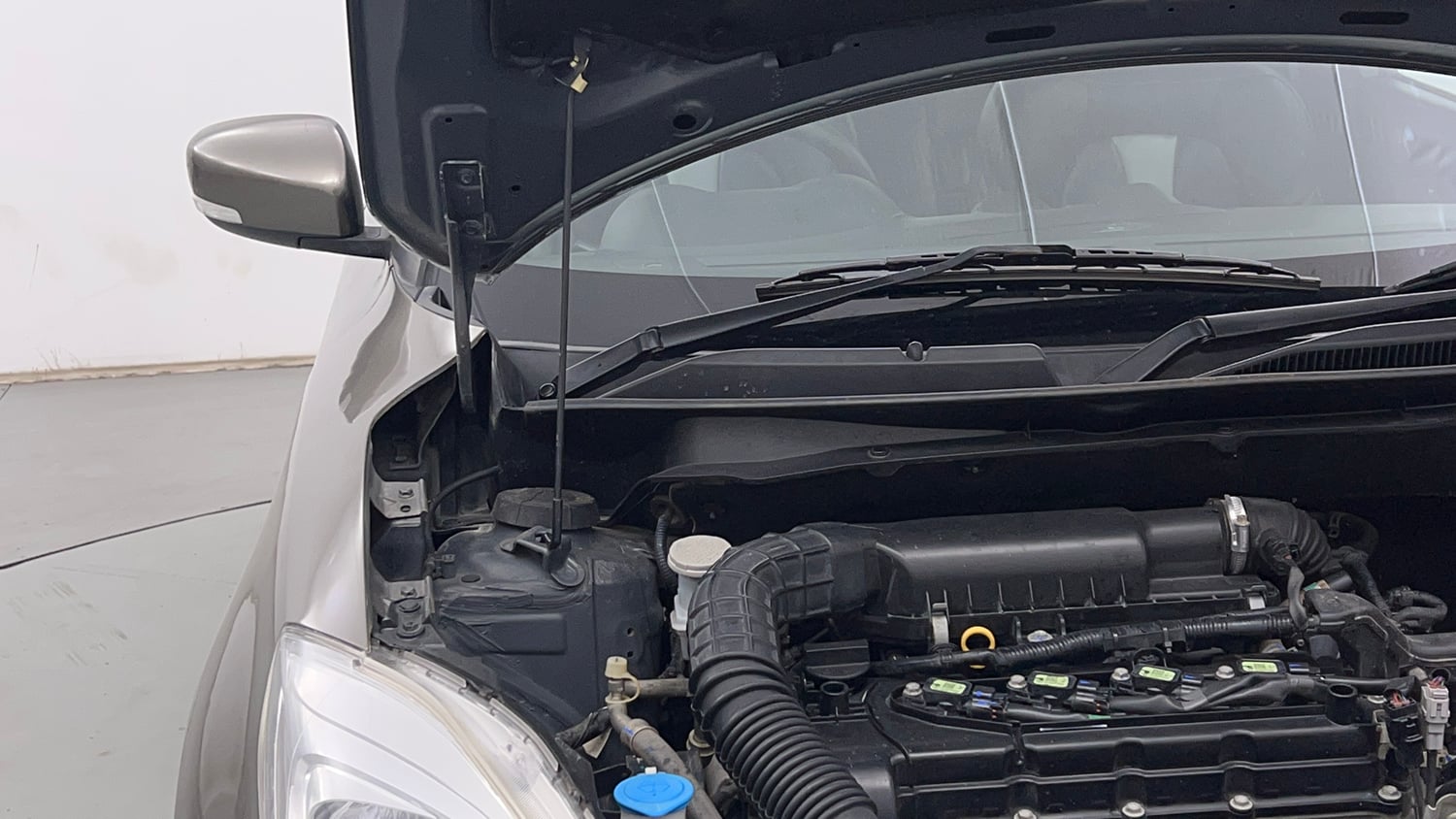 Used 2020 Maruti Suzuki Swift VXi Petrol Manual engine ENGINE RIGHT SIDE HINGE & APRON VIEW
