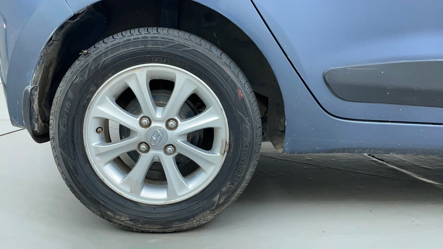 Used 2014 Hyundai Grand i10 Asta AT 1.2 Kappa VTVT Petrol Automatic tyres RIGHT REAR TYRE RIM VIEW