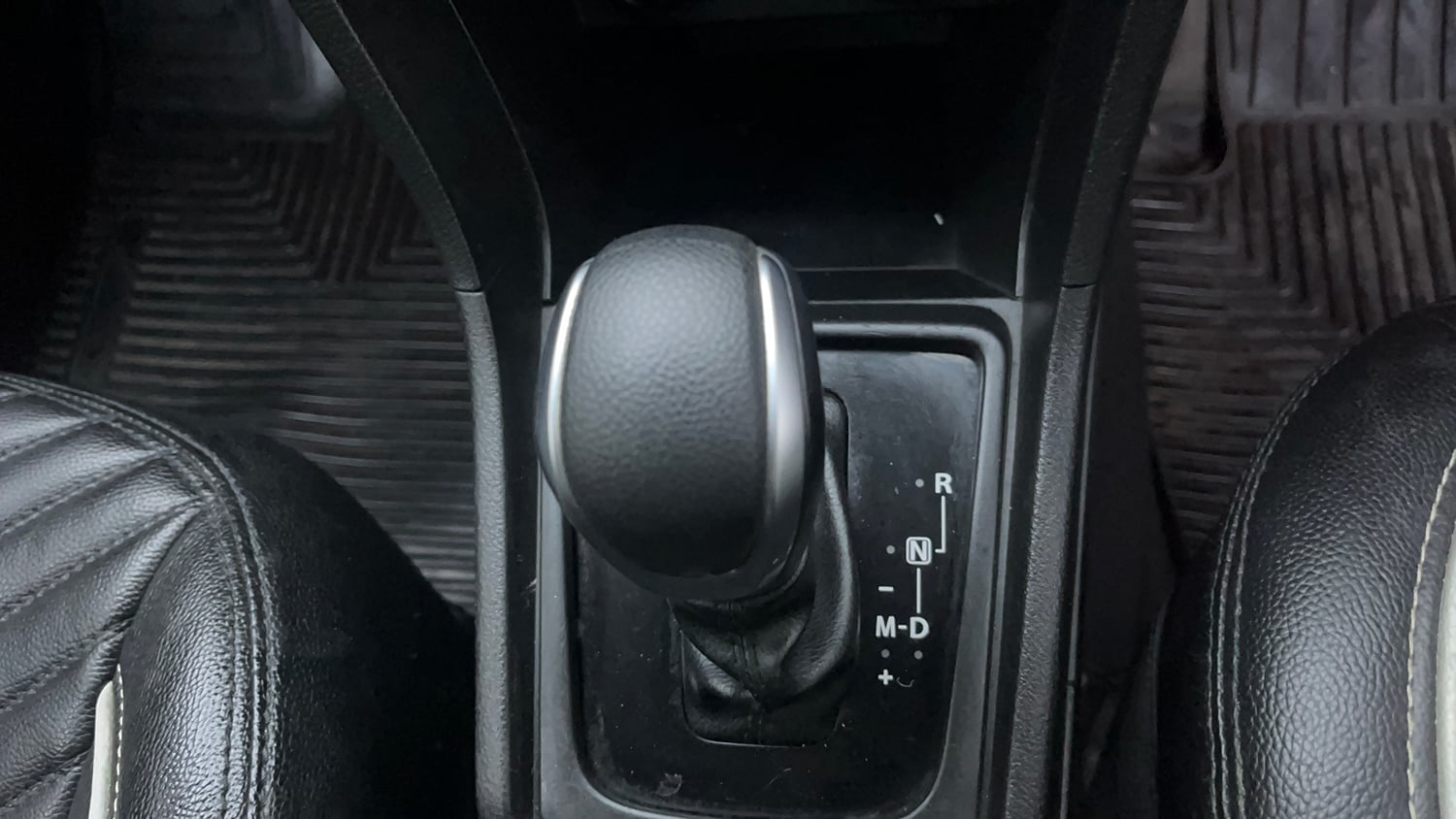 Used 2019 maruti-suzuki Vitara Brezza ZDi Plus Dual Tone AGS Diesel Automatic interior GEAR  KNOB VIEW