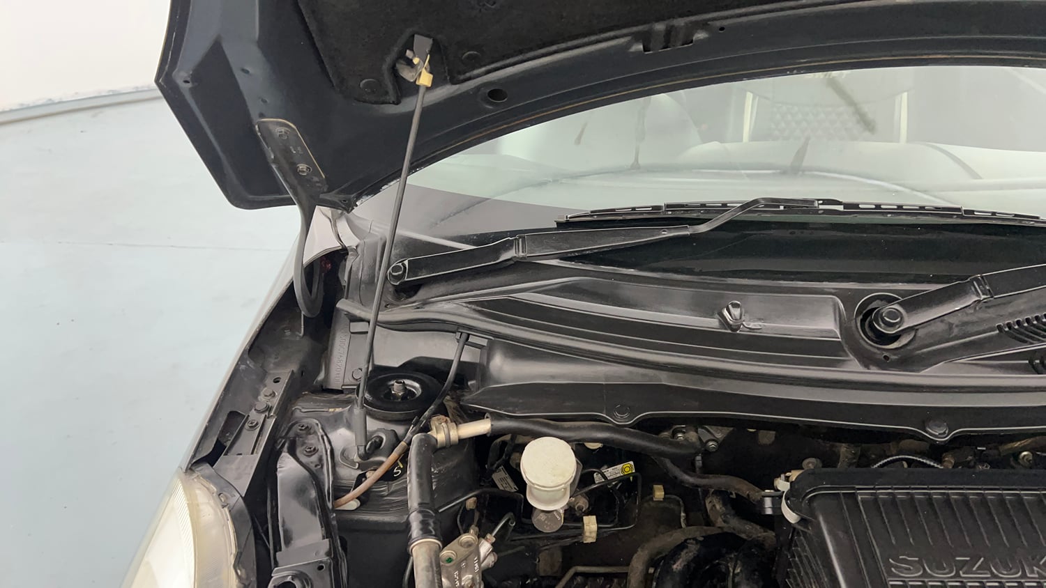 Used 2017 Maruti Suzuki Swift VXi Petrol Manual engine ENGINE RIGHT SIDE HINGE & APRON VIEW