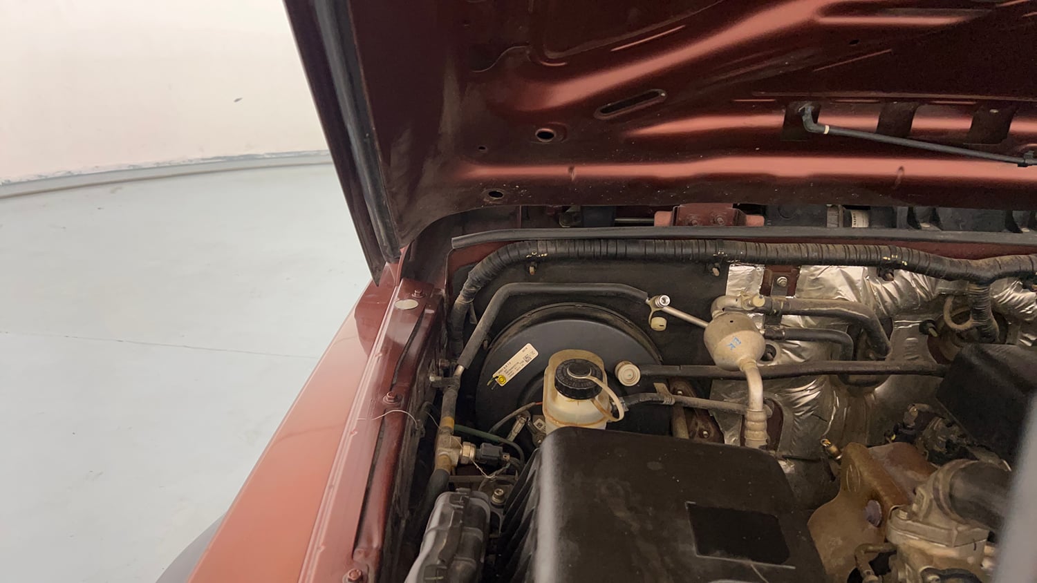 Used 2021 mahindra Thar LX Hard Top Petrol MT 4WD Petrol Manual engine ENGINE RIGHT SIDE HINGE & APRON VIEW