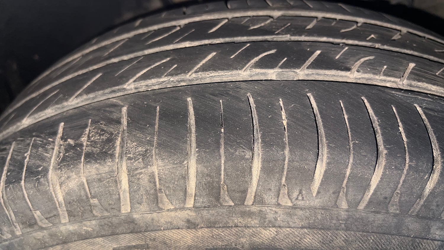 Used 2020 Hyundai Elite i20 Sportz Plus 1.2 Petrol Manual tyres LEFT FRONT TYRE TREAD VIEW