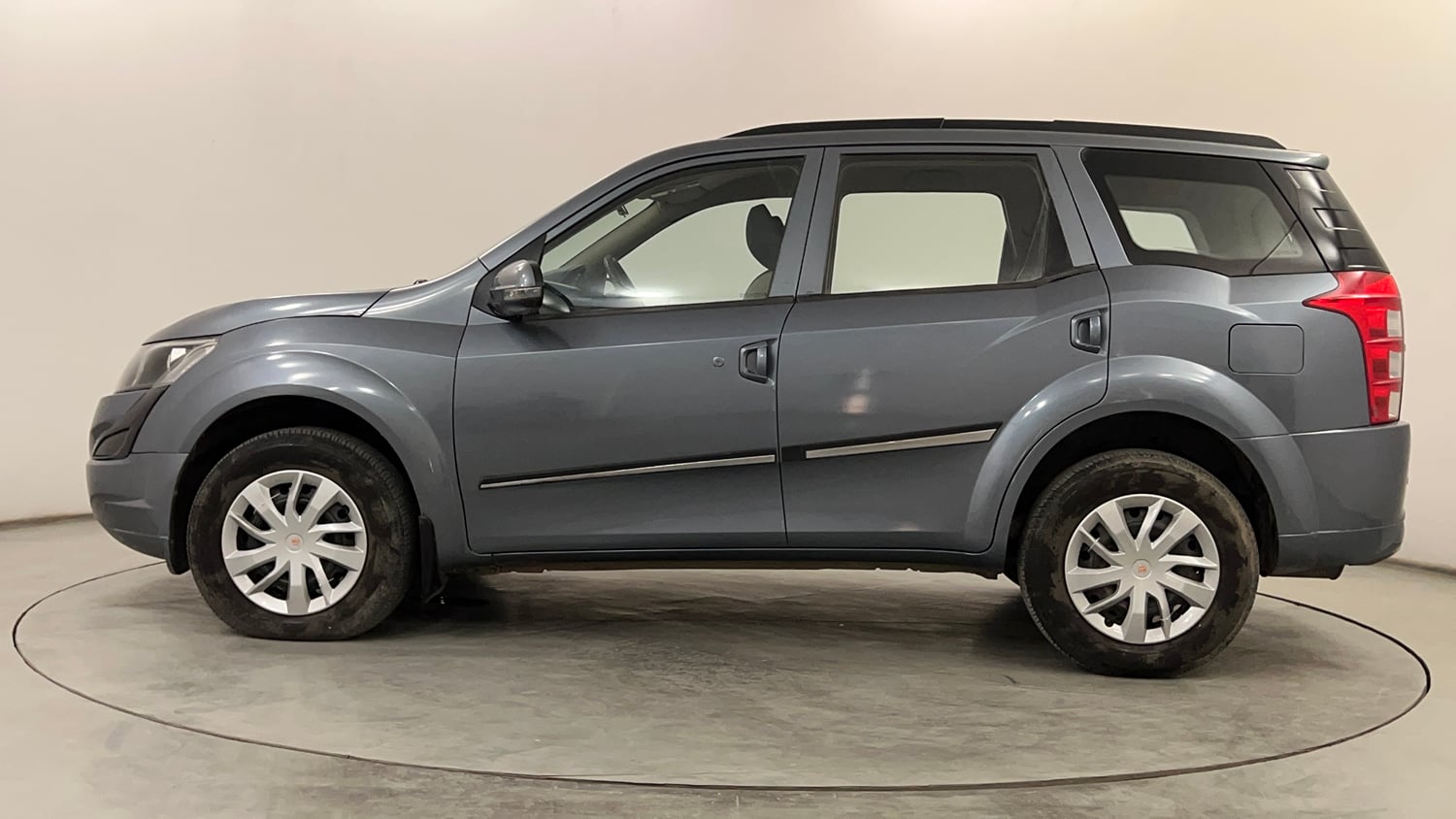 Used 2016 Mahindra XUV500 W4 Diesel Manual exterior LEFT SIDE VIEW