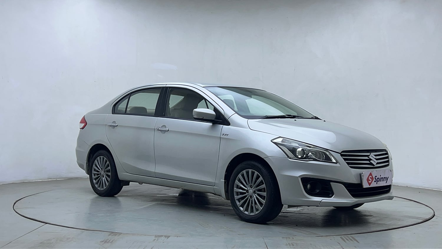 Used 2015 Maruti Suzuki Ciaz ZXi Petrol Manual exterior RIGHT FRONT CORNER VIEW