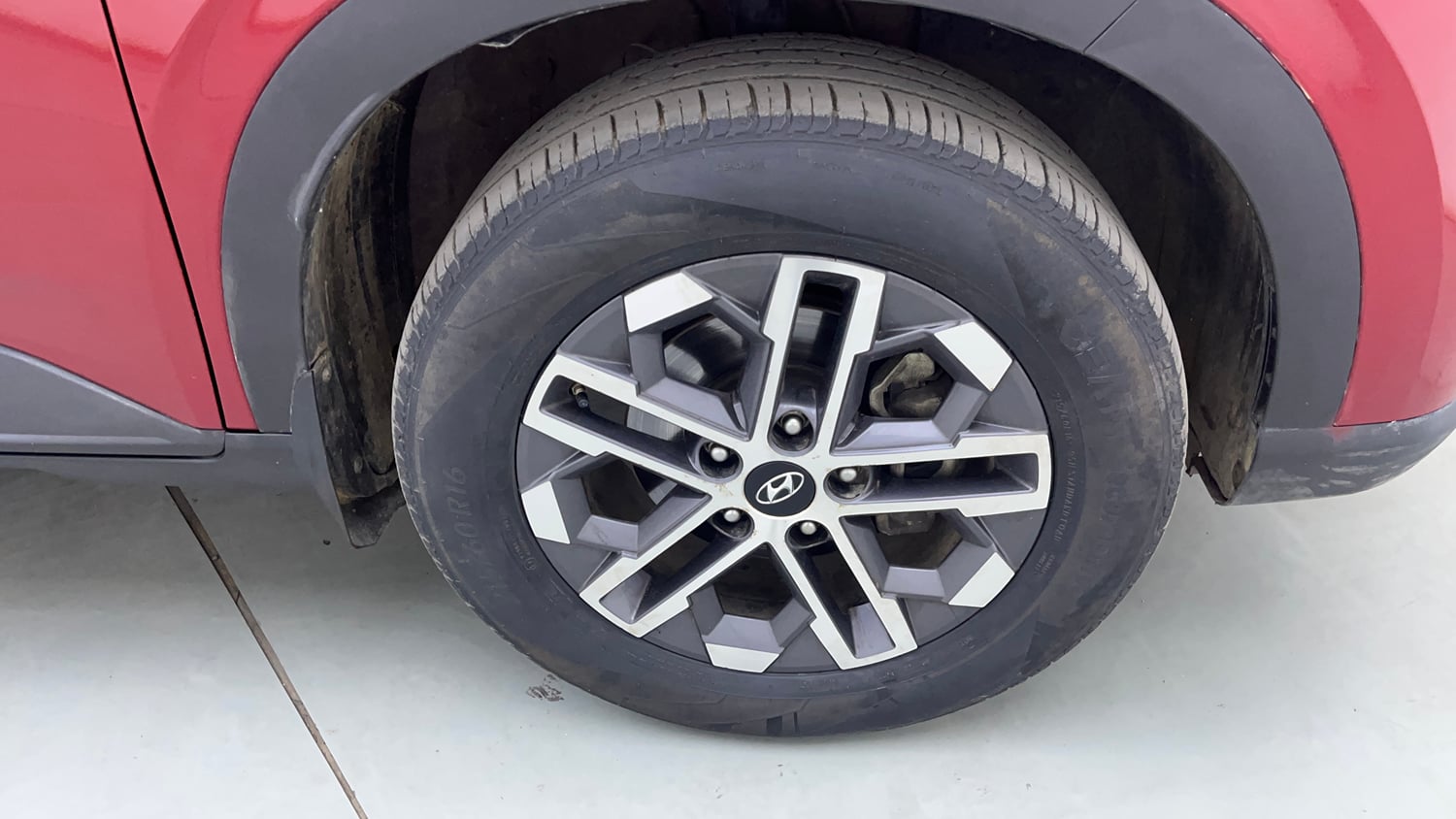 Used 2023 Hyundai Venue SX 1.5 CRDi Diesel Manual tyres RIGHT FRONT TYRE RIM VIEW
